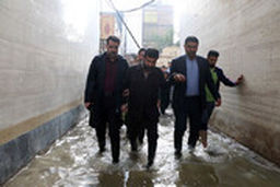  واکنش استاندار خوزستان به ویدئوی جنجالی:اینکه دستم را در آب بگیرند که نیفتم،کار خلاف شرعی است؟