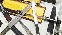 دستگیری زن قمه به دست توسط پلیس