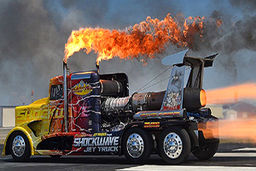 لحظه انفجار موتور کامیون مسابقه‌ای حین انجام حرکات نمایشی