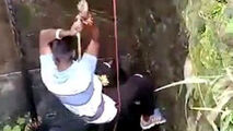 جوانی که برای نجات یک مار جان خود را به خطر انداخت