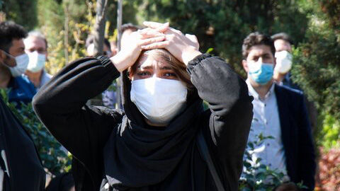 فیلم/ بی قراری خانواده نامداری بر مزار دخترشان 