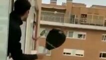 تنیس بازی از پنجره، در قرنطینه خانگی!
