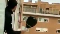 تنیس بازی از پنجره، در قرنطینه خانگی!