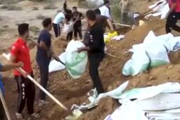 تلاش سه ساعته جوانان خوزستان برای ساخت سیل‌بند