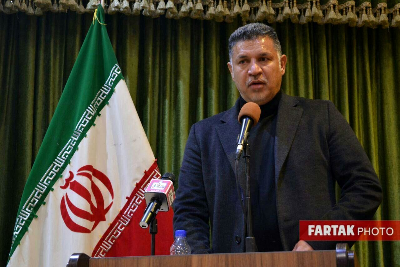 اشک های علی دایی به یاد زلزله زدگان در دیار شیرین و فرهاد