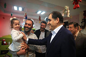 آوازخوانی جالب یک کودک معلول برای وزیر سابق بهداشت
