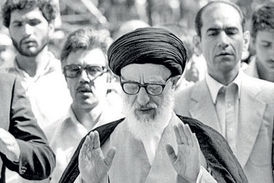 لحظاتی از اولین نمازجمعه پس از انقلاب به امامت آیت‌الله طالقانی