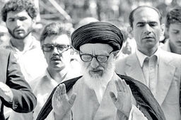 لحظاتی از اولین نمازجمعه پس از انقلاب به امامت آیت‌الله طالقانی