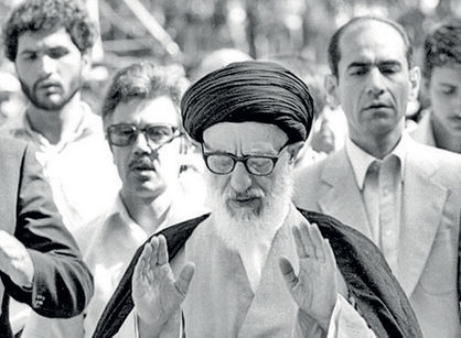لحظاتی از اولین نمازجمعه پس از انقلاب به امامت آیت‌الله طالقانی