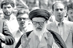 لحظاتی از اولین نمازجمعه پس از انقلاب به امامت آیت‌الله طالقانی