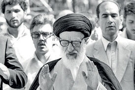 لحظاتی از اولین نمازجمعه پس از انقلاب به امامت آیت‌الله طالقانی