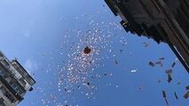بارش باران پول از آسمان هنگ کنگ!