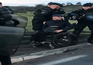 بی حرمتی ماموران پلیس فرانسه به یک معلول