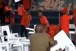 سیاستمدارانی که در برنامه زنده صندلی به هم پرتاب کردند