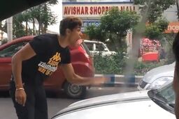 ببینید این راننده چطور عمدا مردی را زیر می‌گیرد!
