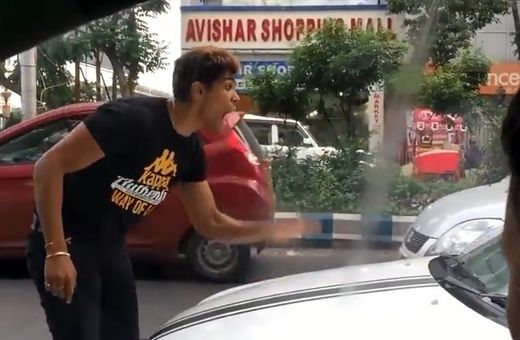 ببینید این راننده چطور عمدا مردی را زیر می‌گیرد!