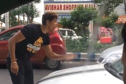 ببینید این راننده چطور عمدا مردی را زیر می‌گیرد!