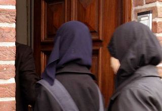 اقدام زیبای دانش‌آموزان قزاقستانی علیه قانون منع حجاب