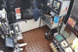 ناکامی سارق در باز کردن صندوق رستوران