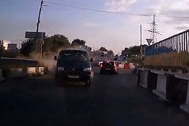 
تصادف شاخ به شاخ پس از برخورد خودروی ون با جدول کنار جاده + فیلم