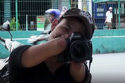 عکاس حرفه‌ای که با دهان عکس می‌گیرد 