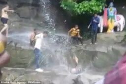 لحظه وحشتناک سقوط مرد جوان از آبشار حین گرفتن سلفی