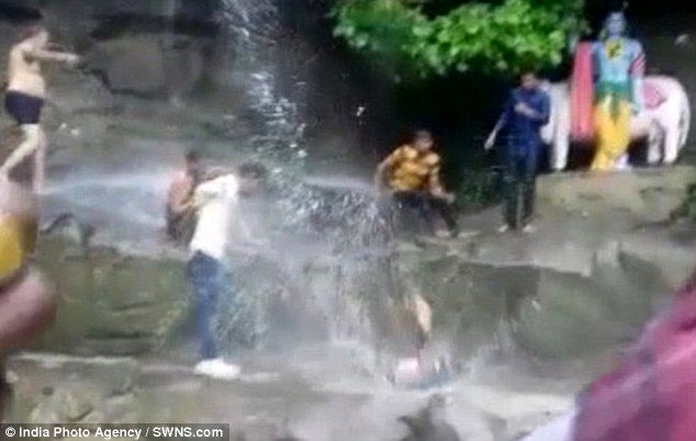 لحظه وحشتناک سقوط مرد جوان از آبشار حین گرفتن سلفی