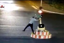 اقدام عجیب راننده کم حوصله پشت چراغ قرمز!