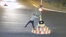 اقدام عجیب راننده کم حوصله پشت چراغ قرمز!