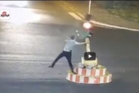 اقدام عجیب راننده کم حوصله پشت چراغ قرمز!