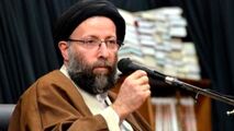 روحانی که بدون عمامه در مناطق سیل‌زده بیل به دست گرفت
