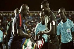 بازی دیدنی آقای رئیس جمهور در زمین فوتبال!