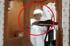لحظه مرگ امام جماعت حین سخنرانی روی منبر