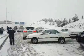 
بلایی که برف بر سر آزادراه پردیس آورد! +فیلم