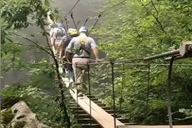 قدم زدن هیجان‌انگیز بر روی پل معلق شهرک نمک آبرود