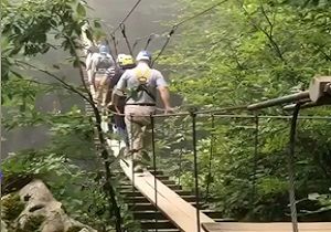 قدم زدن هیجان‌انگیز بر روی پل معلق شهرک نمک آبرود