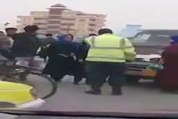 کتک زدن مامور پلیس توسط سرنشینان یک خودرو 