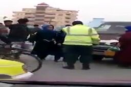 کتک زدن مامور پلیس توسط سرنشینان یک خودرو 