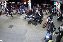 سرقت گروهی موتورسواران نقاب‎دار از فروشگاه! 