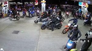 سرقت گروهی موتورسواران نقاب‎دار از فروشگاه! 