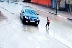 نجات معجزه‌آسای کودک از تصادف