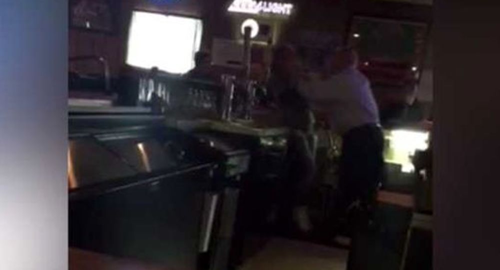 رفتار عجیب صاحب کافی شاپ با خدمتکار!