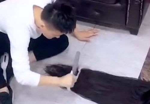 آرایشگری که حرفه خود را با قصابی اشتباه گرفته است!