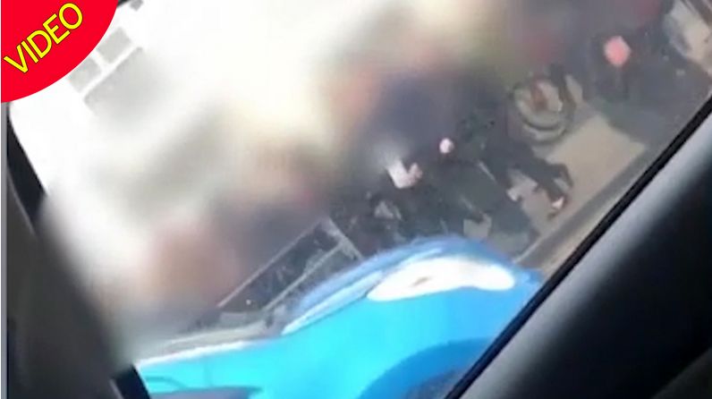 نزاع دسته جمعی دانش آموزان در خیابان!