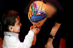 واکنش کودک ناشنوای سوری با دیدن همسر بشار اسد! 