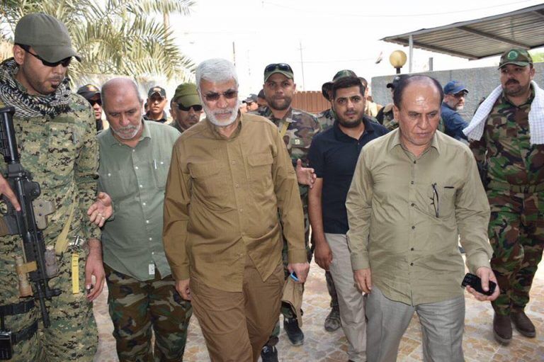 جارو زدن حرم امام حسین(ع) توسط معاون حشدالشعبی