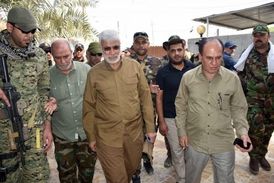جارو زدن حرم امام حسین(ع) توسط معاون حشدالشعبی