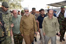جارو زدن حرم امام حسین(ع) توسط معاون حشدالشعبی
