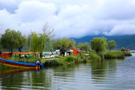 نمایی از دریاچه زیبا و دیدنی زریبار در مریوان