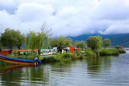 نمایی از دریاچه زیبا و دیدنی زریبار در مریوان